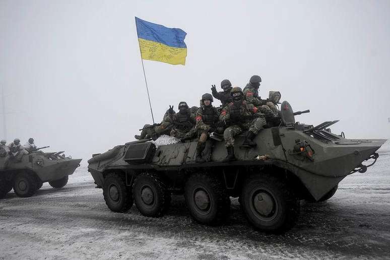 Tropas ucranianas em veículo blindado durante patrulha no vilarejo Orekhovo, na região de Luhansk, leste da Ucrânia, nesta quarta-feira. 28/01/2015