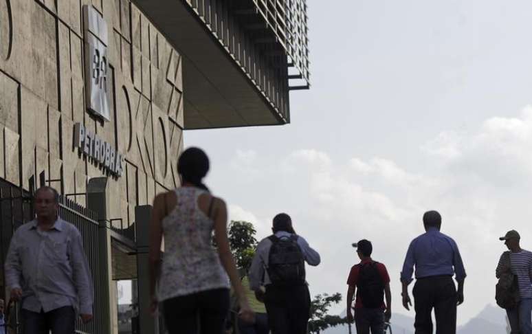 <p>Pessoas passam pela sede da Petrobras, no centro do Rio de Janeiro</p>