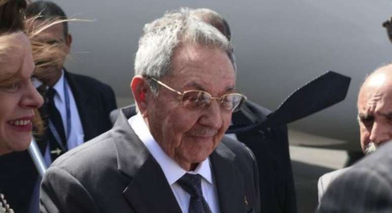 <p>Eles foram recebidos por oficiais do governo cubano, militares e membros do Parlamento em cerimônia liderada pelo presidente Raúl Castro</p>
