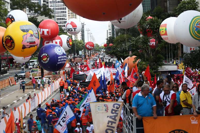 Sindicalistas fecharam uma faixa da avenida na região central de São Paulo