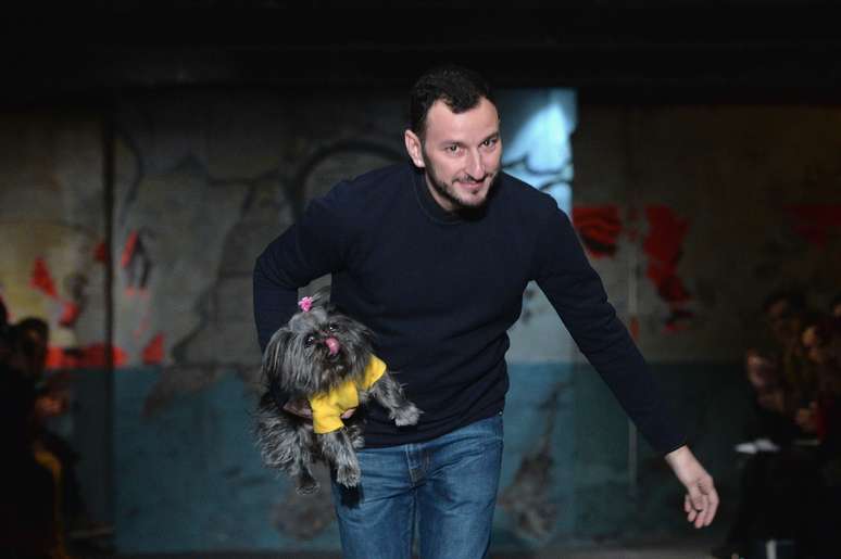 Serkan Cura entra no final do desfile carregando seu cachorrinho no colo