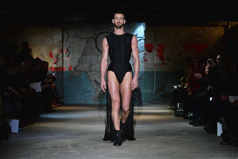 Modelo masculino desfila body acinturado e com cauda criado por Serkan Cura para seu desfile de alta-costura