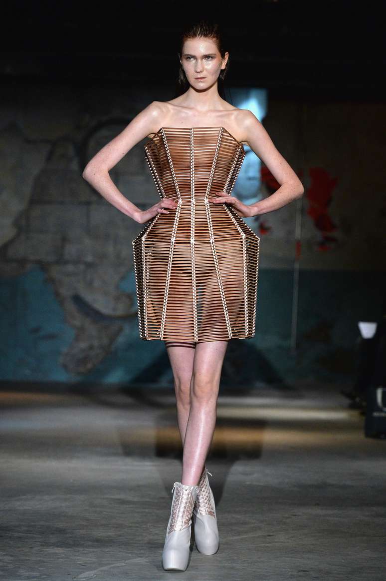 Formatos de corsets fazem parte das criações do estilista belga, que trabalhou por quatro anos com Jean-Paul Gaultier