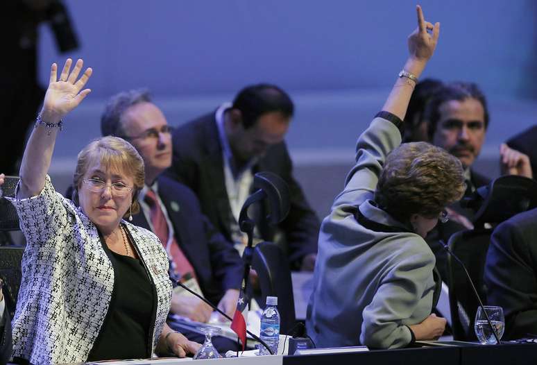 <p>Presidente do Chile, Michelle Bachelet, é vista ao lado da presidente Dilma Rousseff (de costas), na cúpula</p>