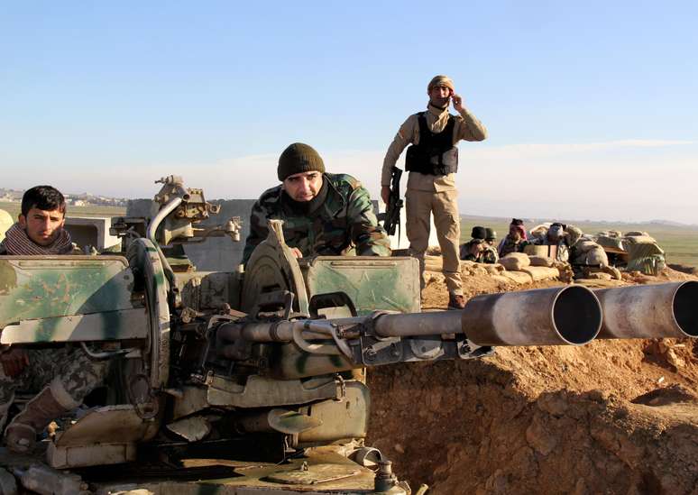 Forças curdas mantêm as suas posições na linha de frente para combater os terroristas do Estado Islâmico, no norte do Iraque, em 21 de janeiro