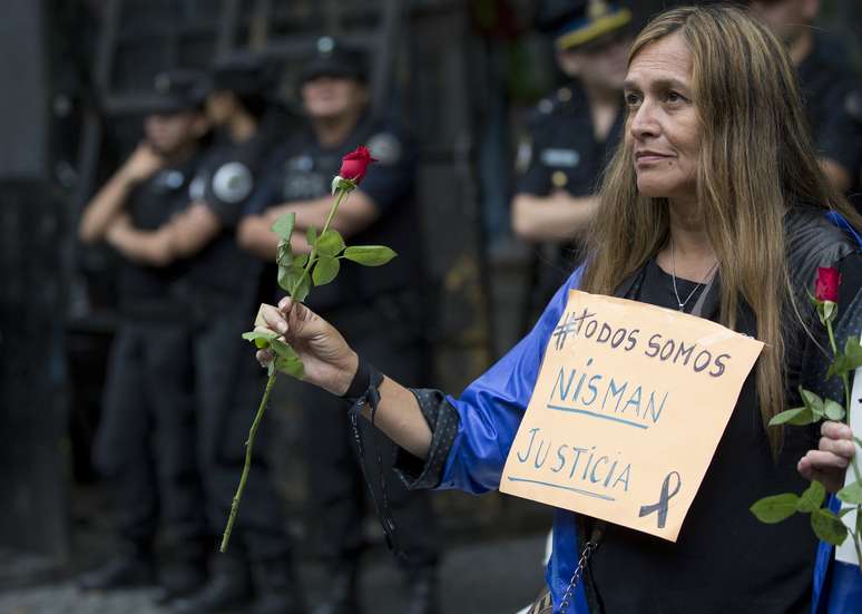 <p>"Somos todos Nisman" foi escrito em cartaz carregado por uma manifestante durante o funeral do promotor argentino</p>