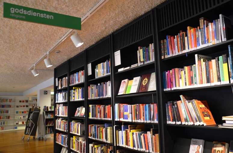 Seção sobre Religião em biblioteca pública de Bruxelas