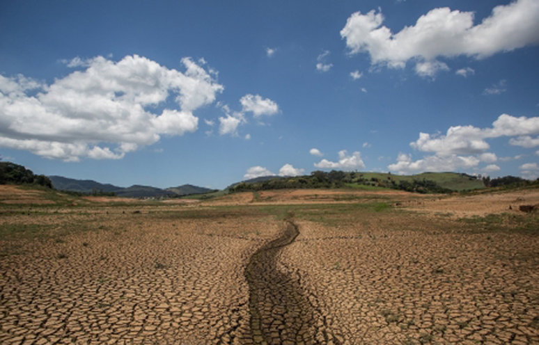 <p>Em janeiro de 2013 choveu ainda menos no Cantareira, 87,8 mm. </p>