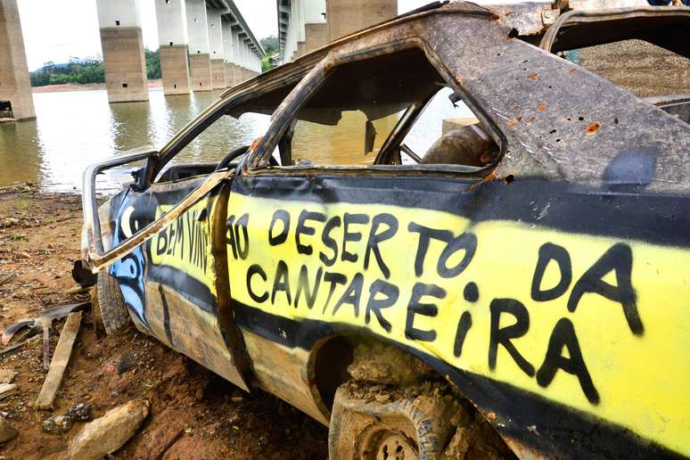 <p>Carro abandonado em represa do Sistema Cantareira, na Grande São Paulo</p>