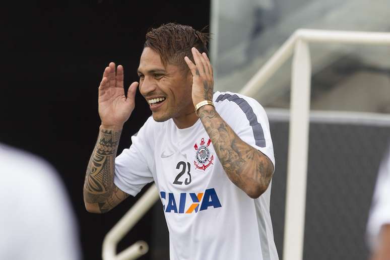 Guerrero participa de treino do Corinthians
