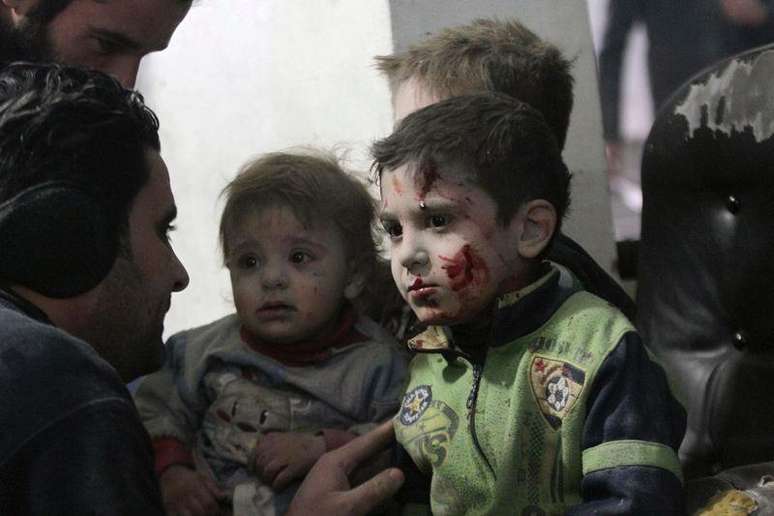 Crianças sírias em hospital de campanha após ataque aéreo em Damasco. 21/01/2015