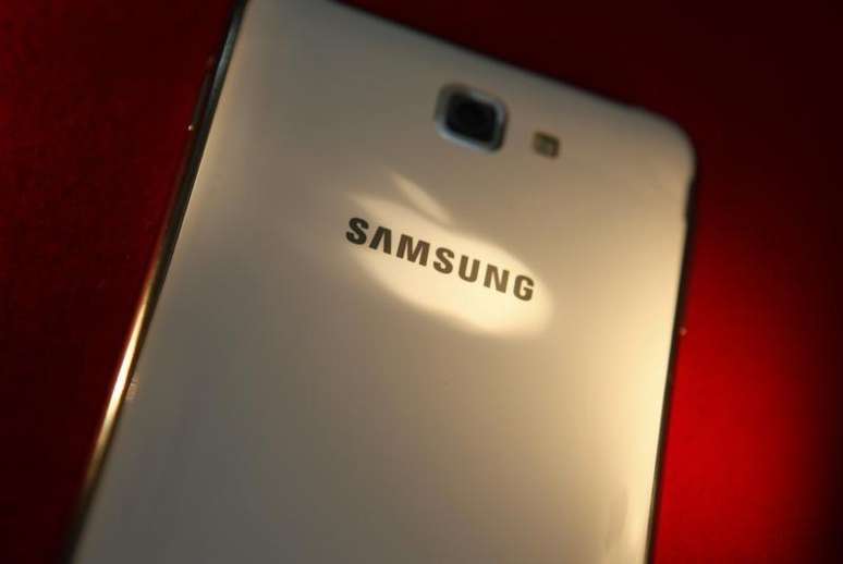 <p>O Samsung Galaxy S6 Edge, com tela encurvada, pode custar 1,049 mil euros</p>