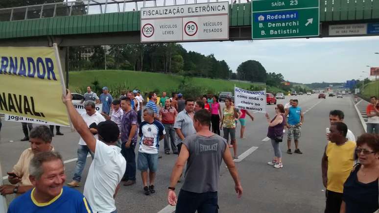 <p>Faixas da rodovia dos Imigrantes foram fechadadas pela manifestação</p>