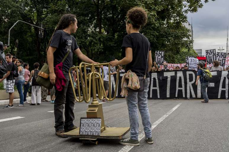 Manifestantes levaram uma catraca para o 6º ato contra o aumento da tarifa