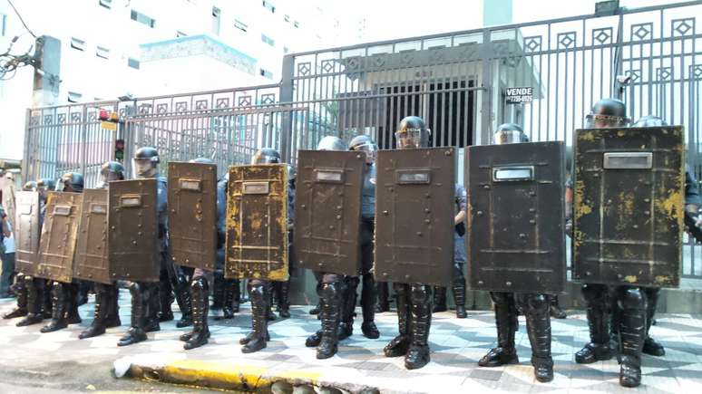 Policiais criam barreira em frente à casa do prefeito de São Paulo, Fernando Haddad, na rua Afonso de Freitas, no bairro do Paraíso