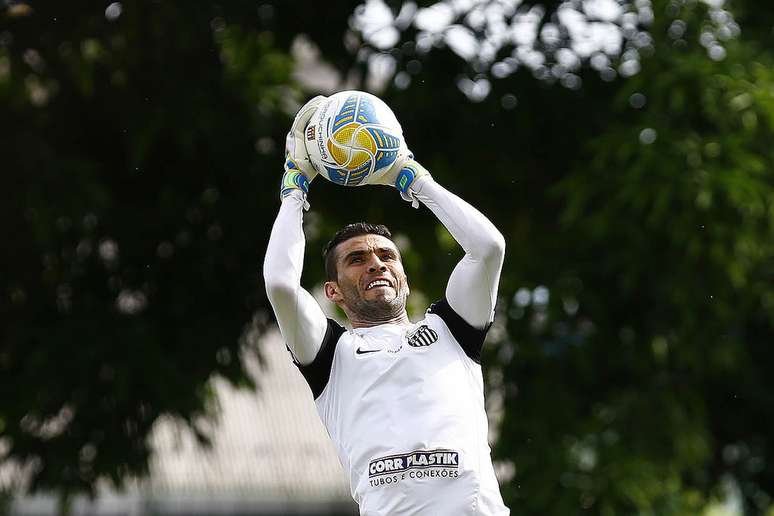 Vanderlei chega para assumir a camisa 1, mas precisará brigar pela titularidade