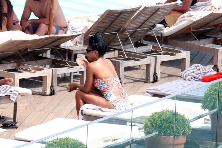Queen Latifah e a namorada, Eboni Nichols, curtiram a piscina do hotel Fasano, com amigos e muito champanhe, nesta quinta-feira (29), no Rio de Janeiro 