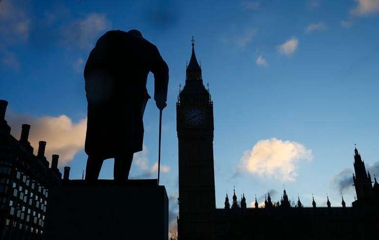 Estátua de ex-premiê britânico Winston Churchill diante do Big Ben, em Londres. 30/01/2015