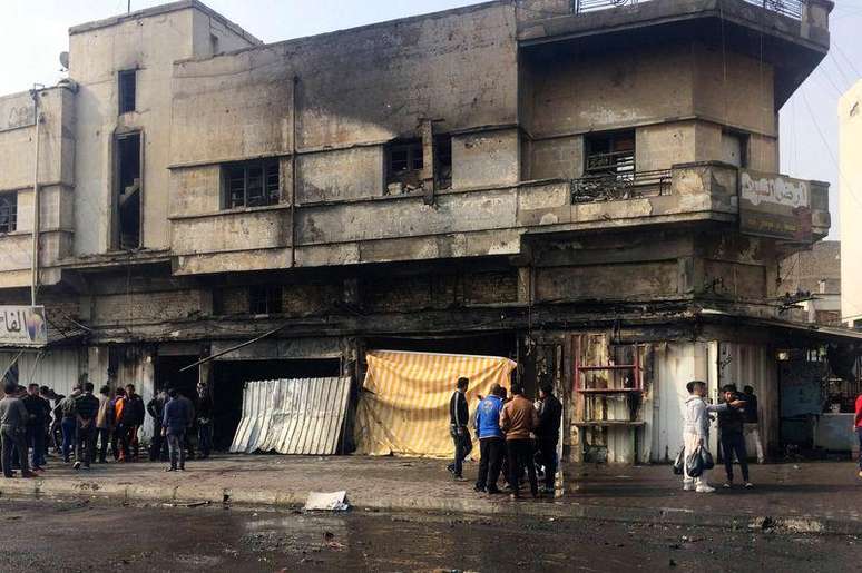 Pessoas se reúnem em local de ataque a bomba em Bagdá. 30/01/2015