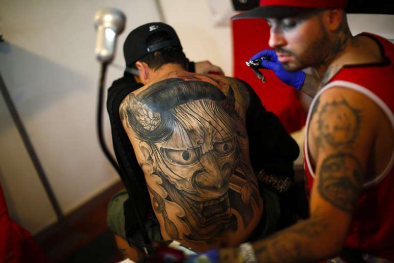 <p>Um homem é tatuado durante a Venezuela Tattoo Expo que acontece entre 29 de janeiro e 1 de fevereiro</p>