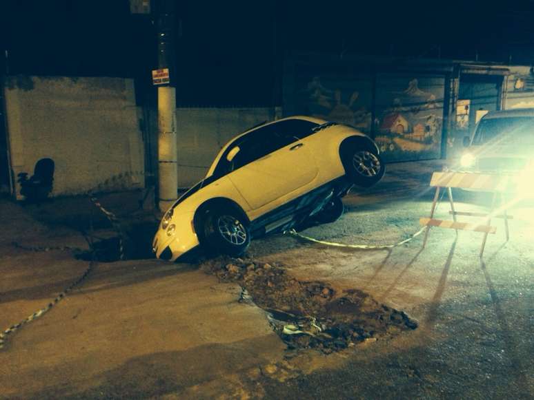 Carro com duas ocupantes caiu em vala na Vila Leopoldina