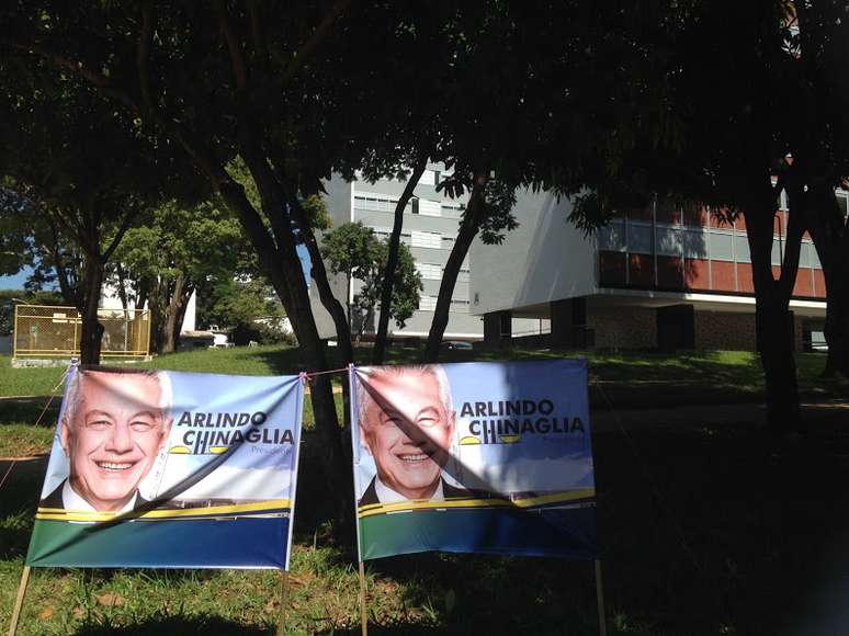 Cartazes do petista Arlindo Chinaglia também foram espalhados em quadras de Brasília
