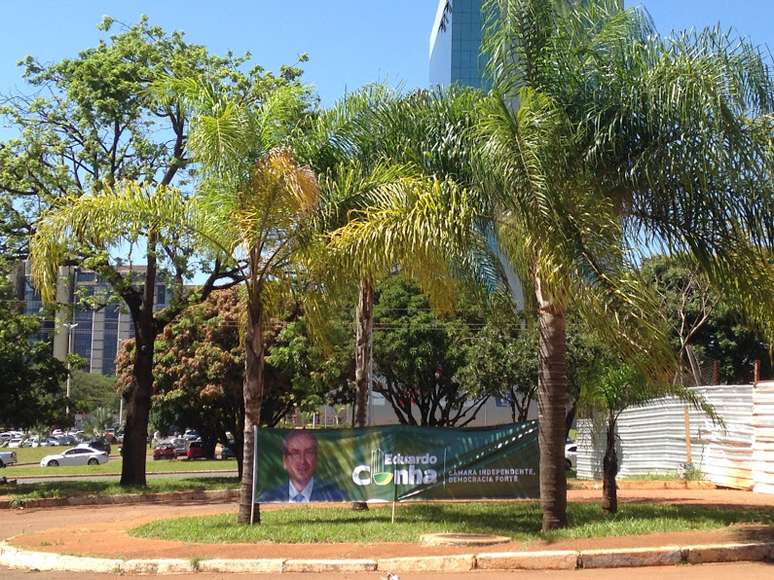 Faixa de Eduardo Cunha foi colocada na quadra 302 norte, onde há nove blocos de apartamentos funcionais de deputados