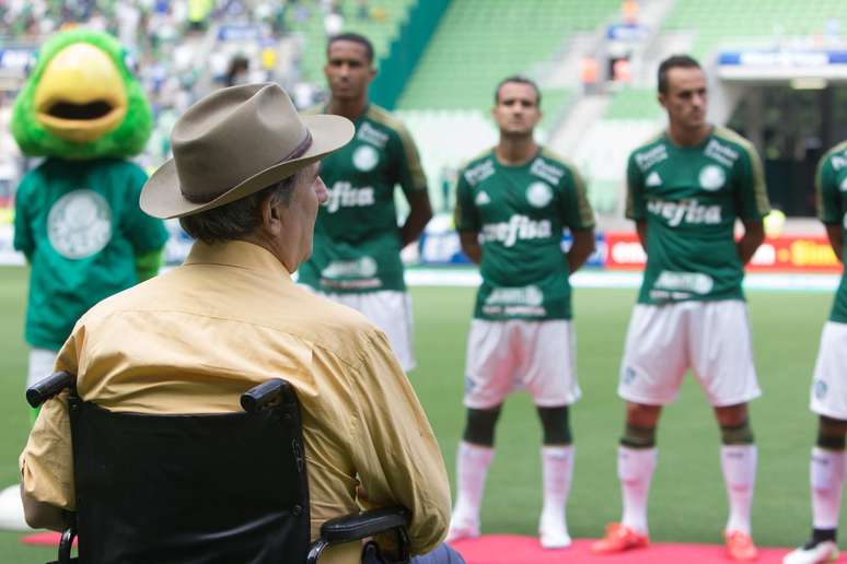 <p>Ex-locutor Osmar Santos foi homenageado antes da partida</p>