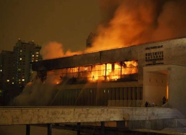 Alguns livros foram danificados pela água utilizada pelos bombeiros