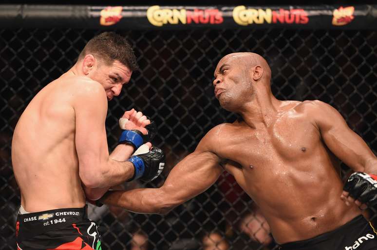 Anderson Silva golpeia Nick Diaz no UFC 183