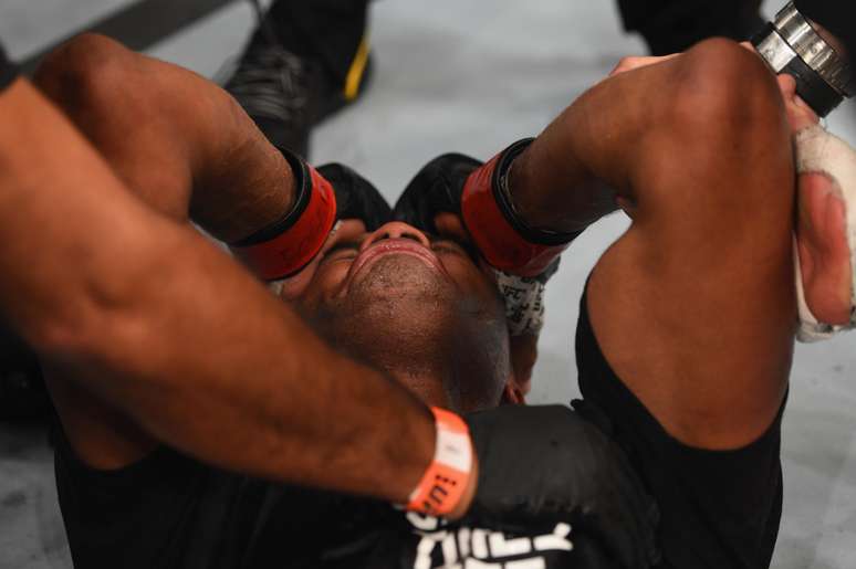 <p>Anderson Silva chora após vitória contra Nick Diaz</p>