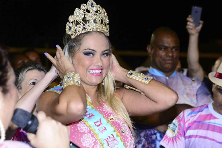 Neste domingo (1º), a modelo e atriz Ellen Rocche recebeu sua coroa de Rainha de Bateria da Rosas de Ouro no sambódromo do Anhembi, na capital paulista