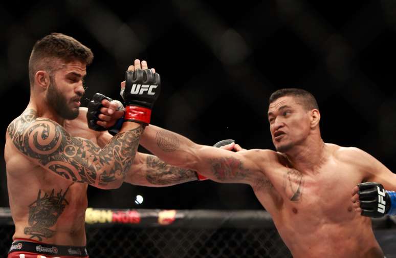 Maraj&oacute; (dir.) vence Rick Monstro por decis&atilde;o dividida no UFC 183