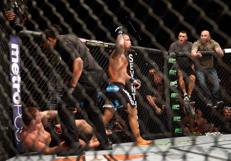 Thiago Pitbull comemora vit&oacute;ria sobre Jordan Mein no UFC 183