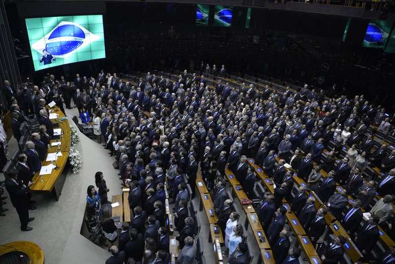 <p>Os 513 deputados foram empossados neste domingo, em Brasília</p>