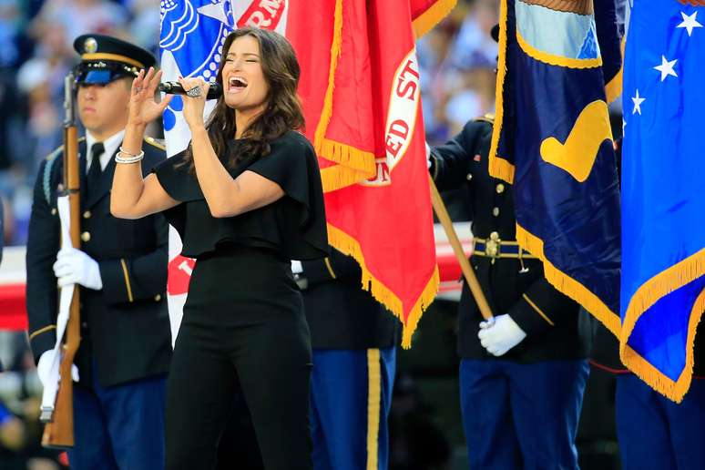 Idina Menzel cantou o hino americano antes do jogo