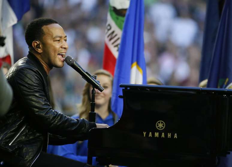 John Legend cantou e tocou antes da execução do hino americano