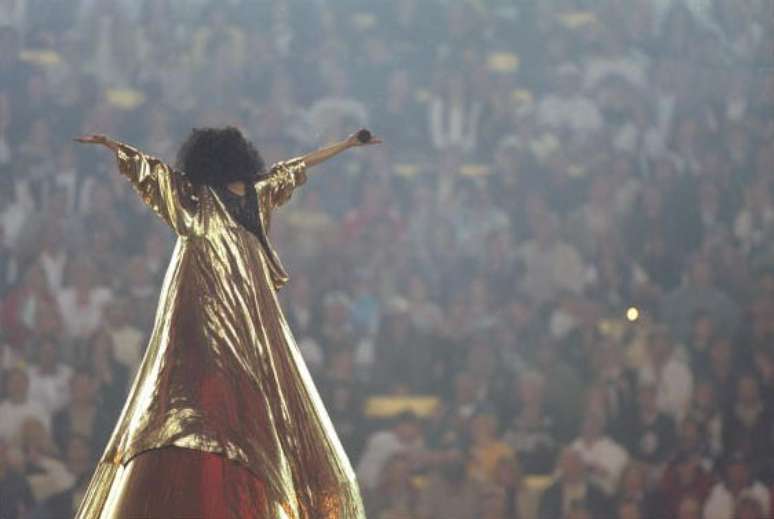 <p>Em primeiro lugar, Diana Ross com macac&atilde;o roxo e capa dourada, no Super Bowl XXX, em 1996</p>