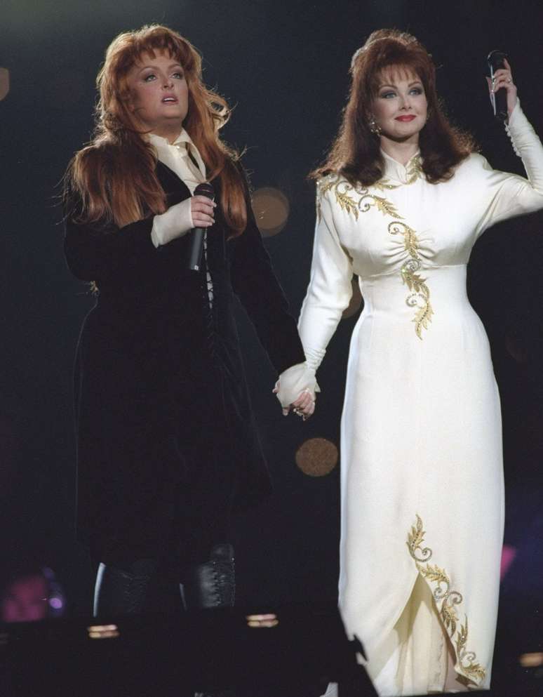 <p>O d&eacute;cimo lugar &eacute; da dupla The Judds, uma de preto e a outra de branco, no Super Bowl XXVIII, em 1994</p>