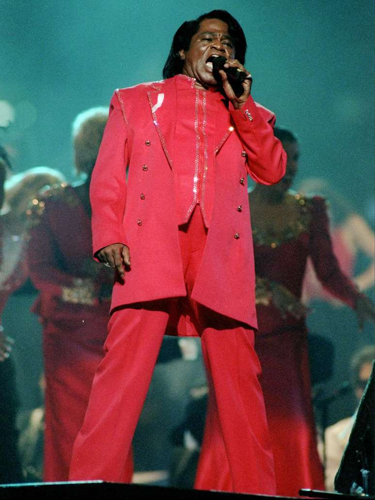 <p>Em 11&ordm;, o modelito vermelho de James Brown no Super Bowl XXXI, em 1997</p>