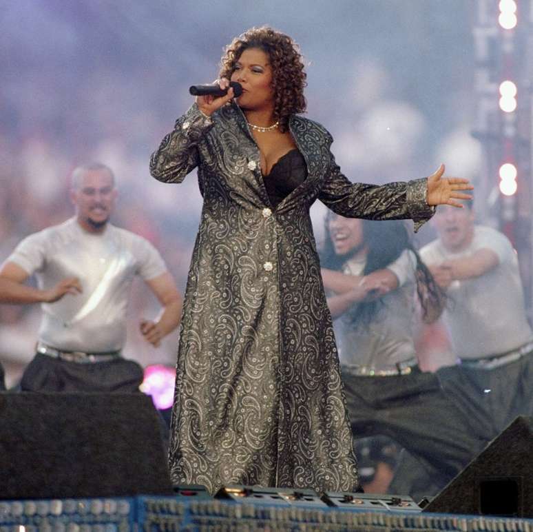 <p>O look longo e estampado de Queen Latifah no Super Bowl XXXII, em 1998, ficou em 16&deg; lugar</p>