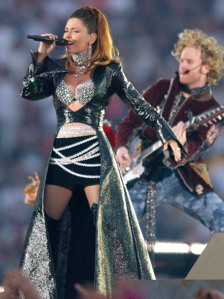<p>Em terceiro, o look com recortes e decote de Shania Twain no Super Bowl XXXVII, de 2003</p>