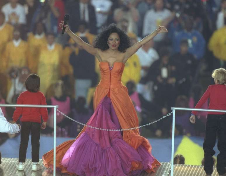 <p>Mais uma vez Diana Ross, com vestido de saia volumosa no Super Bowl XXX, em 1996, em sexto lugar</p>