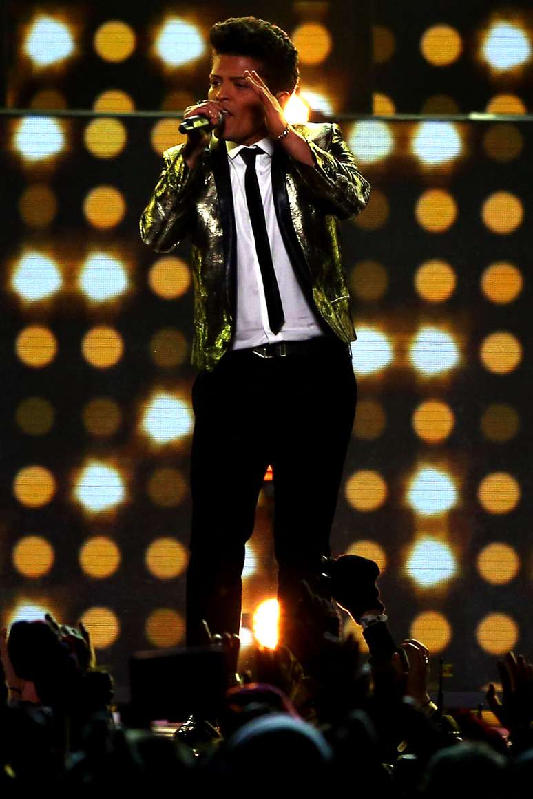 <p>O look preto e dourado de Bruno Mars no Super Bowl XLVIII, em 2014, ficou na oitava posi&ccedil;&atilde;o</p>