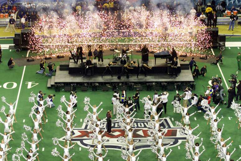 <p>Em nono, o macac&atilde;o de couro de Tina Turner no Super Bowl XXXIV, em 2000</p>