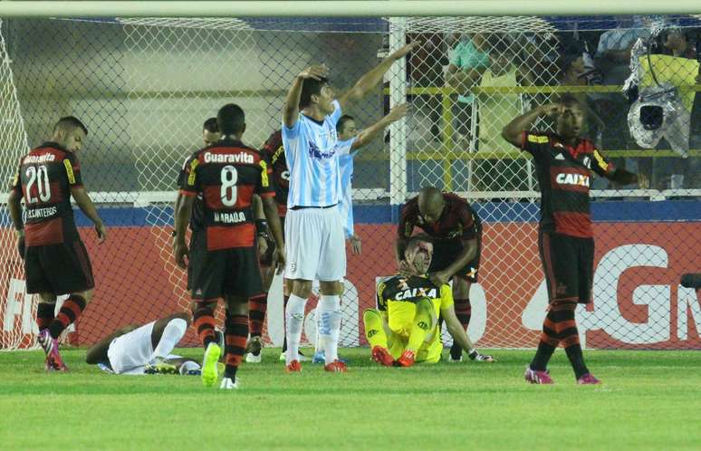 <p>Paulo Victor sofreu corte profundo no rosto e teve que deixar Flamengo com 10 em campo</p>