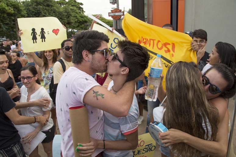Beijos durante Manifestação contra homofobia, em Ribeirão Preto, SP, na noite deste sábado (31).