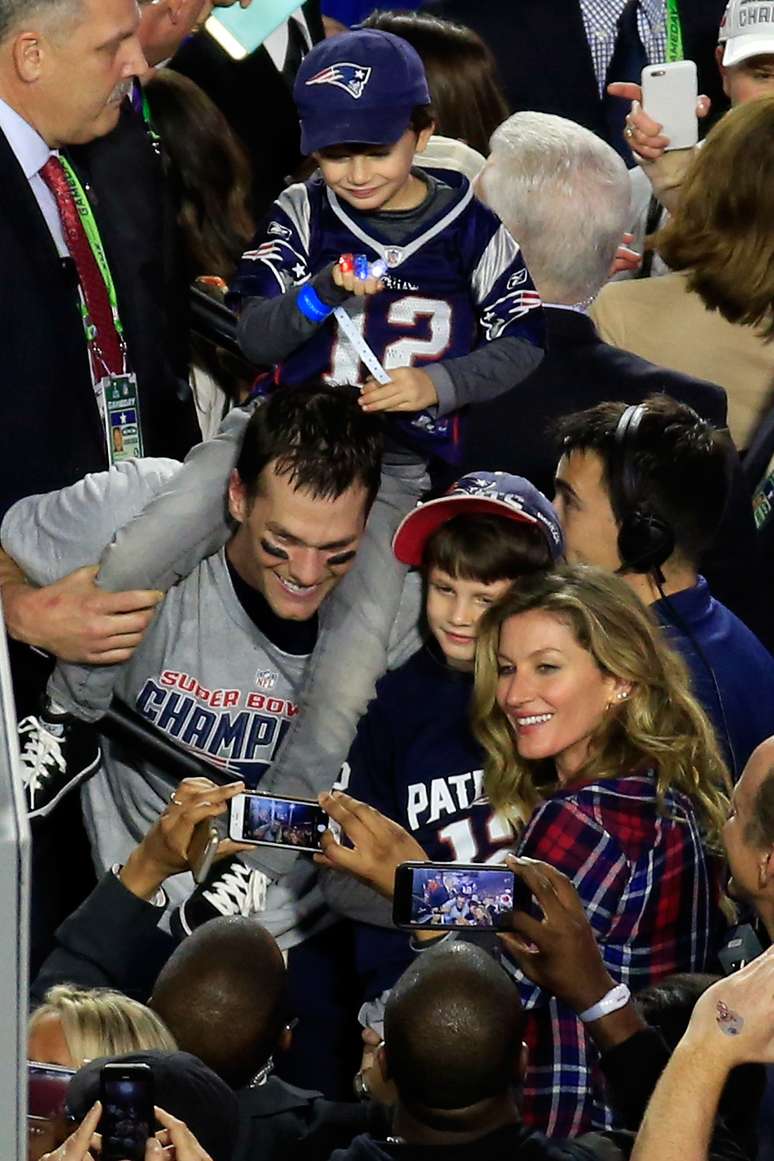 Gisele B&uuml;ndchen faz festa com marido Tom Brady e seu filho John Edward Thomas Moynahan