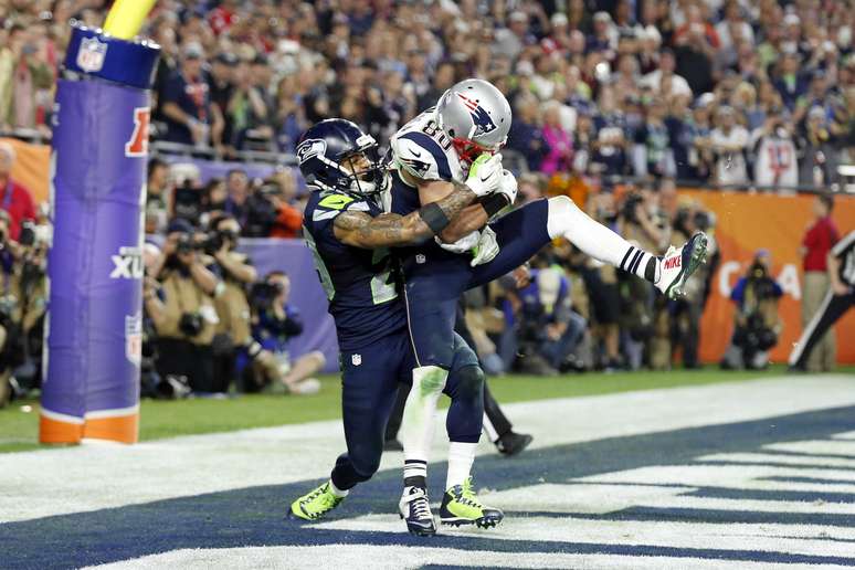 Sob marcação cerrada, Danny Amendola recebeu passe de Tom Brady que recolocou Patriots no jogo no último quarto