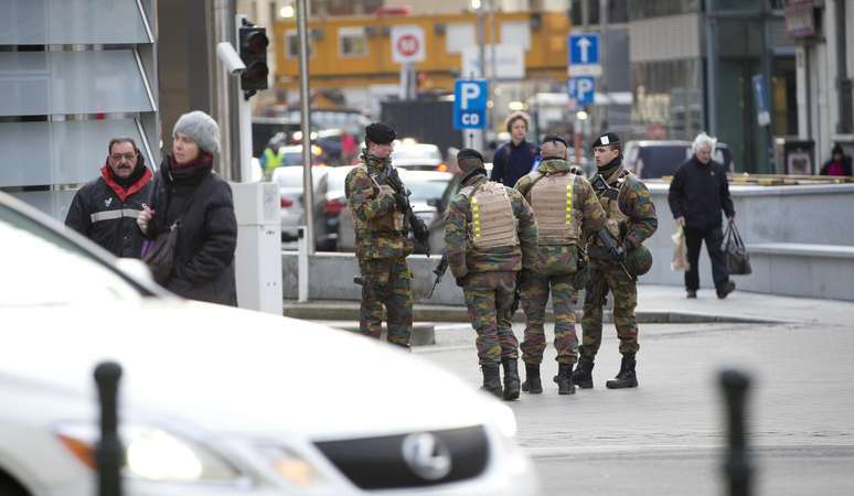 Soldados belgas patrulham a sede da União Europeia em Bruxelas, em 2 de fevereiro